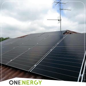 Impianto fotovoltaico con sistema di accumulo, del tipo complanare alla falda
