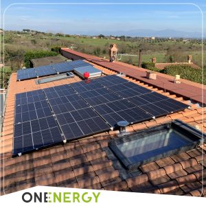 Impianto fotovoltaico con sistema di accumulo, del tipo complanare alla falda