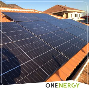 Impianto fotovoltaico di 6 kW con batteria di accumulo con capacità pari a 17,75 kWh a marca Pylontech e colonnina di ricarica per auto elettrica a marca Cabur
