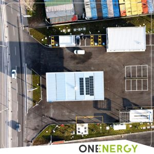 Vista aerea di un impianto fotovoltaico a servizio di una stazione di rifornimento